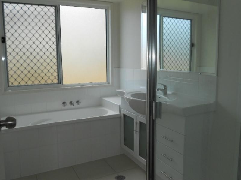 32 Andrew Walker Dr, Goodna QLD 4300