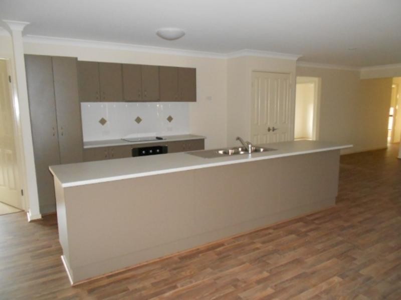 9 Oliver Dr, Redbank Plains QLD 4301
