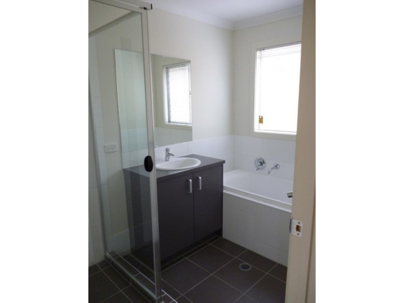 4 Stanbury  Dr, Goodna QLD 4300