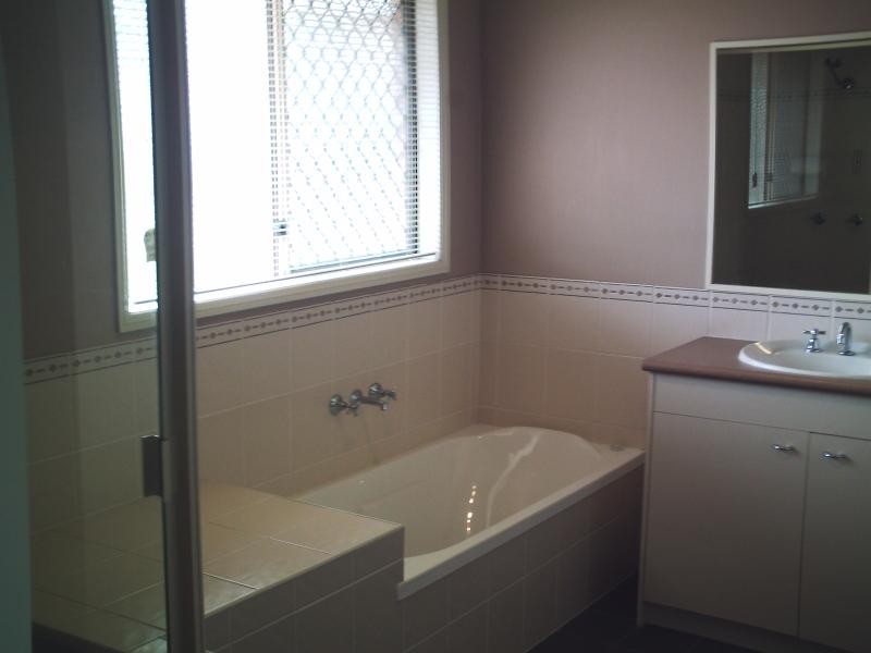 4 Mozart Pl, Mackenzie QLD 4156