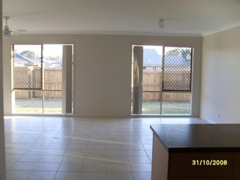27 Lucy St, Marsden QLD 4132