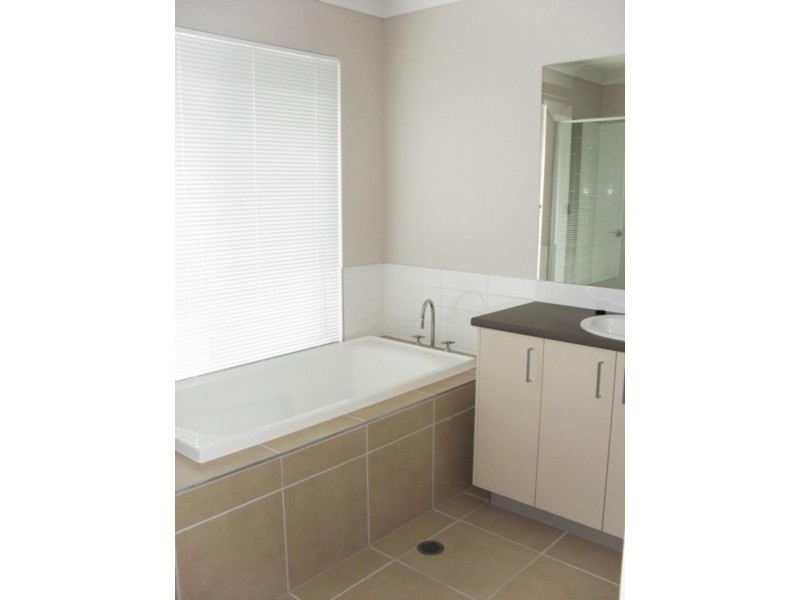 9 Barradeen Cct, Pacific Pines QLD 4211