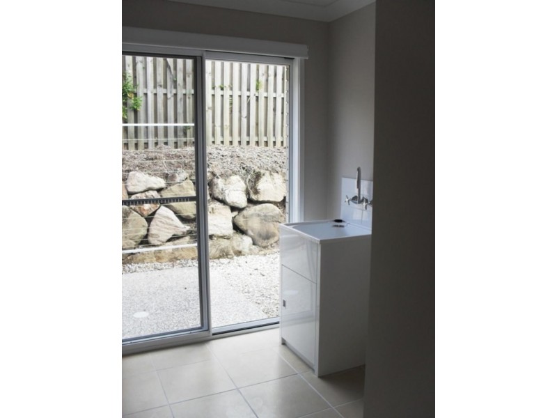 9 Barradeen Cct, Pacific Pines QLD 4211