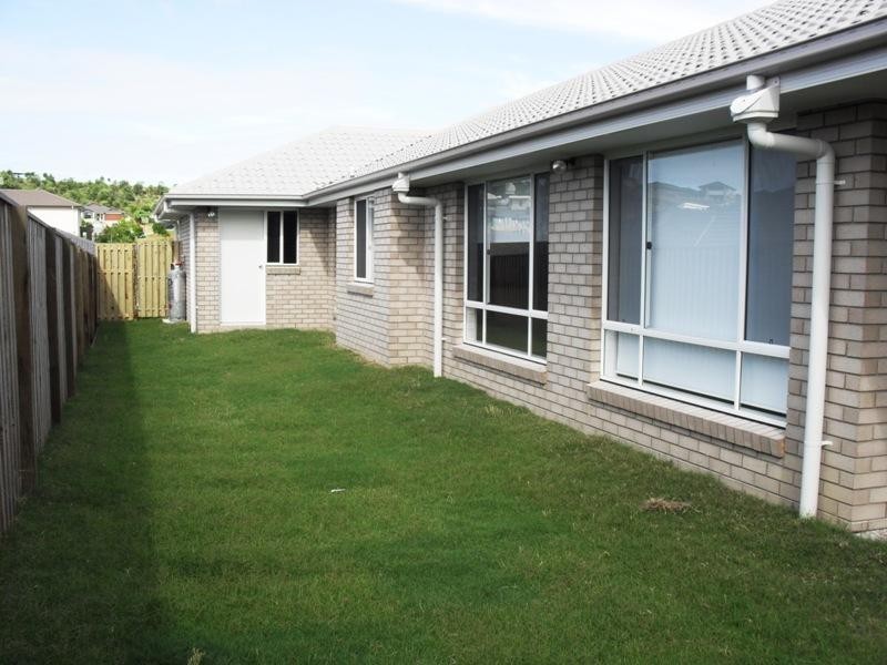 9 Barradeen Cct, Pacific Pines QLD 4211