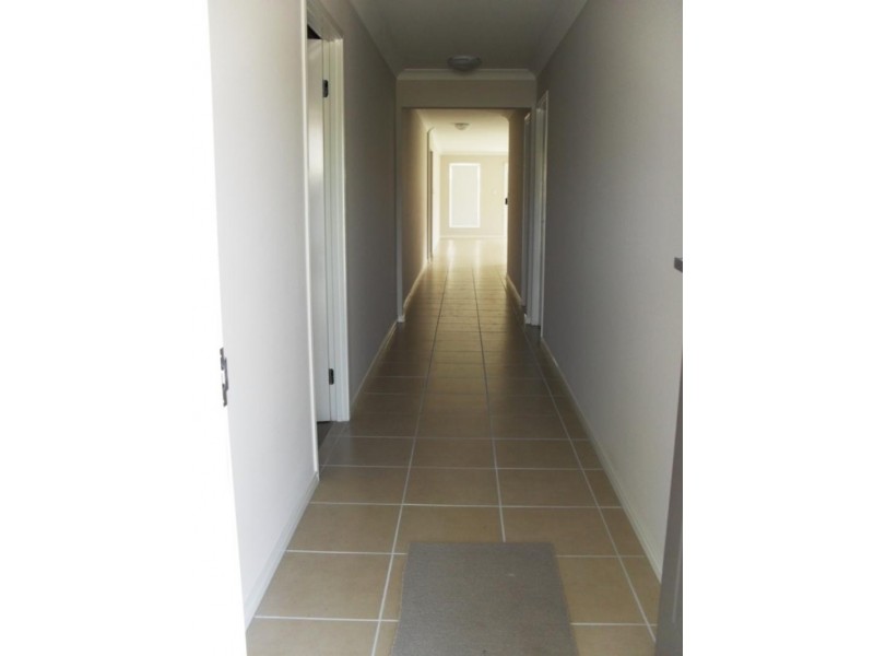 9 Barradeen Cct, Pacific Pines QLD 4211