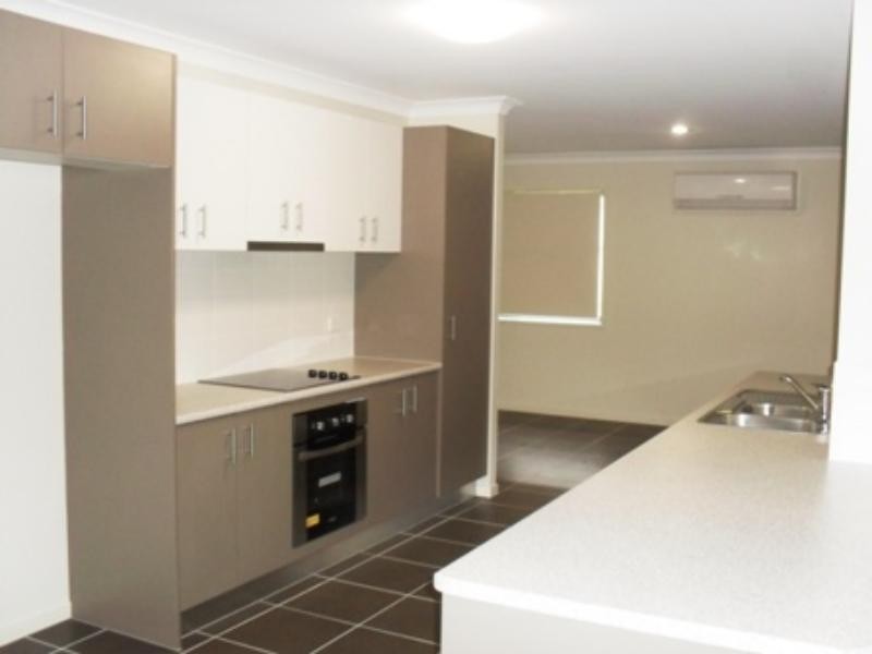 8 Murphys Lane, Oxenford QLD 4210