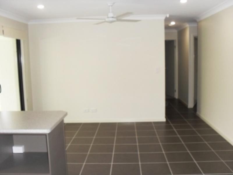 8 Murphys Lane, Oxenford QLD 4210