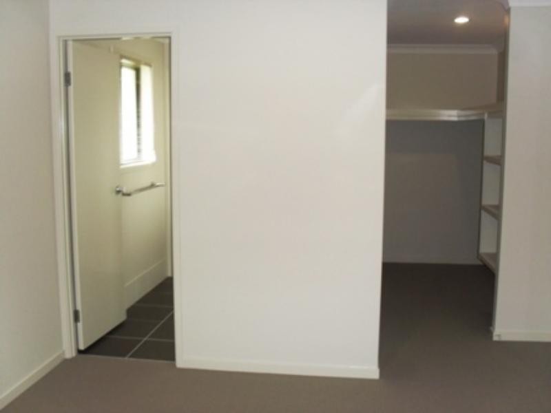 8 Murphys Lane, Oxenford QLD 4210