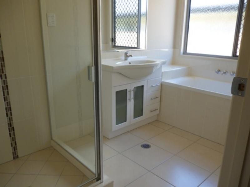 34 PIDDINGTON St, Redbank Plains QLD 4301