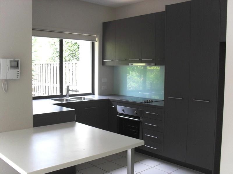 2/73 Benowa  Rd, Southport QLD 4215