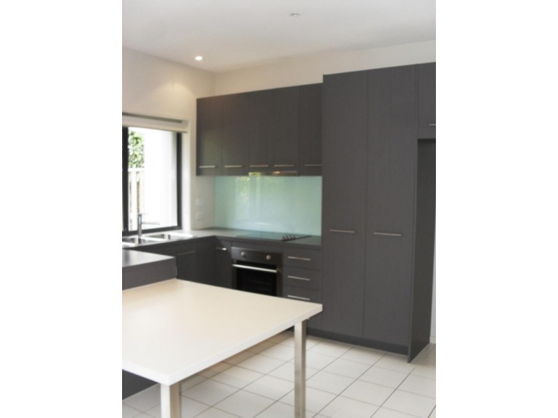 2/73 Benowa  Rd, Southport QLD 4215