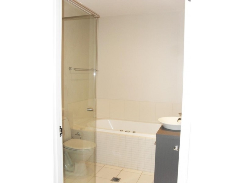 2/73 Benowa  Rd, Southport QLD 4215