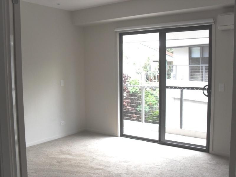 2/73 Benowa  Rd, Southport QLD 4215