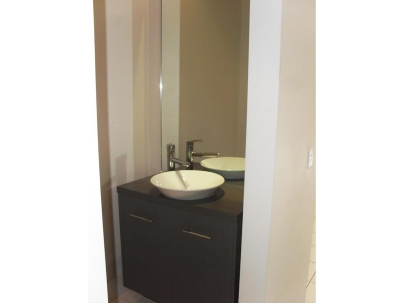 2/73 Benowa  Rd, Southport QLD 4215