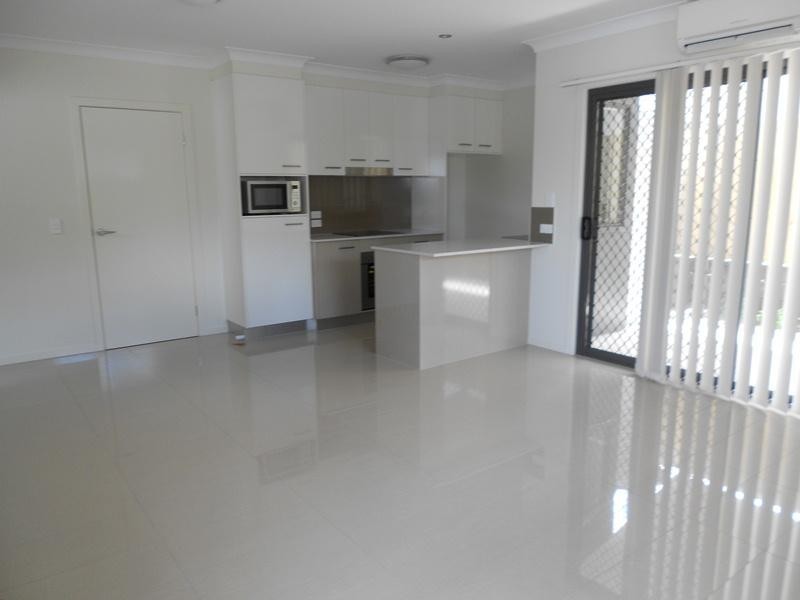 2 & 3/79 Kates St, Morningside QLD 4170