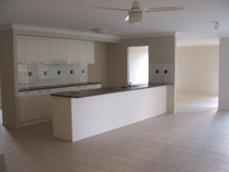 4 Wellers St, Pacific Pines QLD 4211
