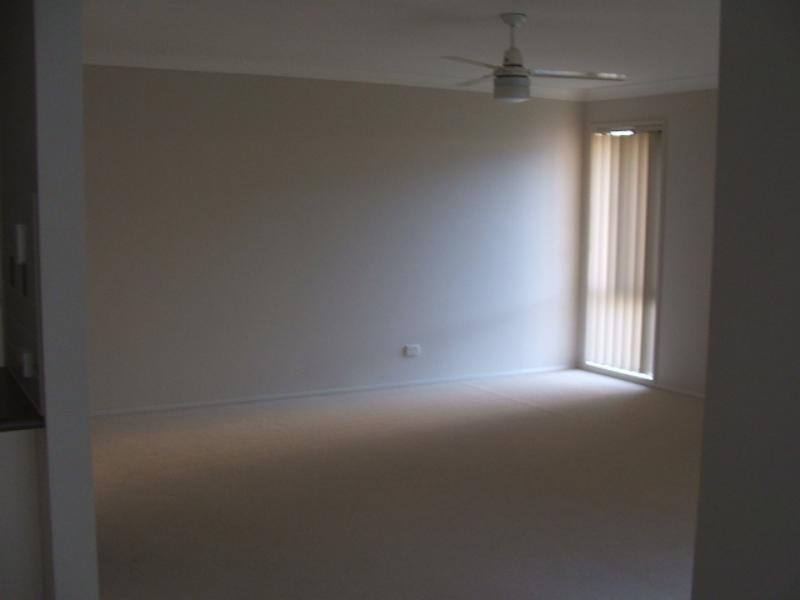 4 Wellers St, Pacific Pines QLD 4211
