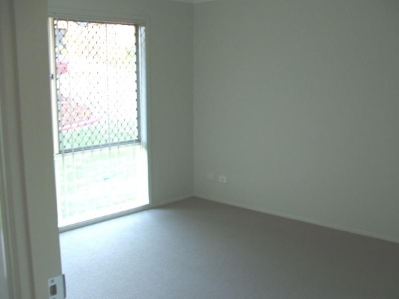 17 Wellers St, Pacific Pines QLD 4211