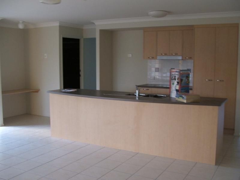 17 Wellers St, Pacific Pines QLD 4211