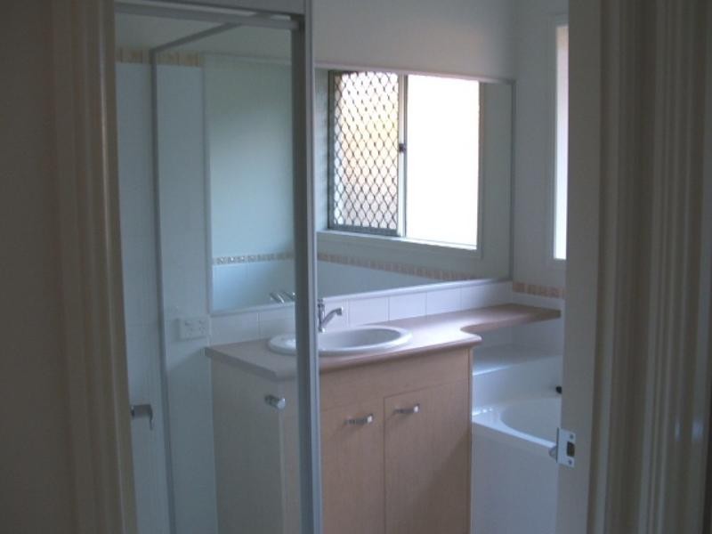 17 Wellers St, Pacific Pines QLD 4211