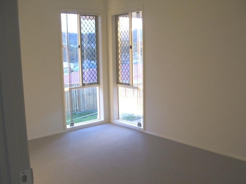 17 Wellers St, Pacific Pines QLD 4211