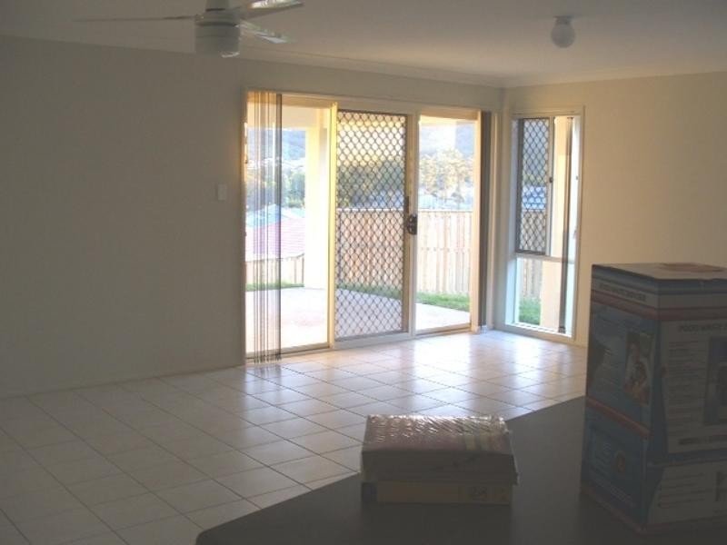 17 Wellers St, Pacific Pines QLD 4211