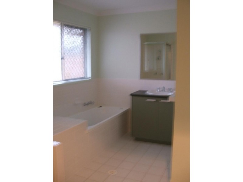 40 Wellers St, Pacific Pines QLD 4211