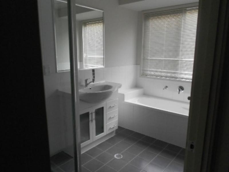 11 Stanbury  Dr, Goodna QLD 4300