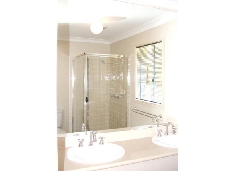1 Plum  Ct, Redland Bay QLD 4165