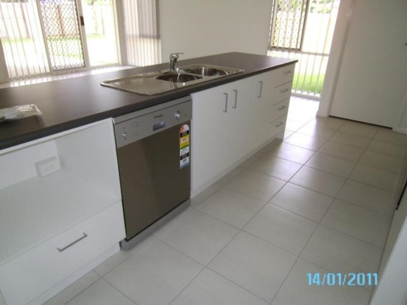 24 Adams St, Beachmere QLD 4510