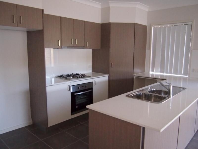 4 Rise  Cct, Pacific Pines QLD 4211