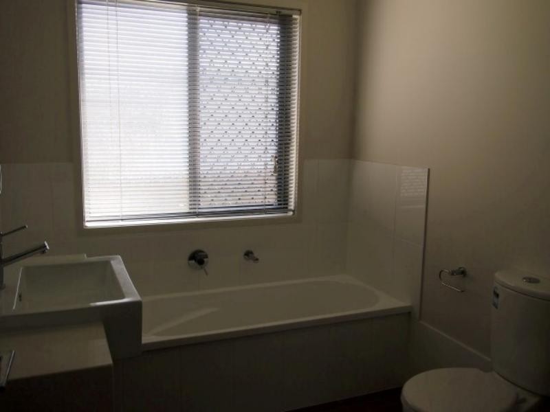 4 Rise  Cct, Pacific Pines QLD 4211