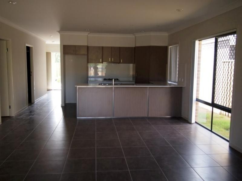 4 Rise  Cct, Pacific Pines QLD 4211
