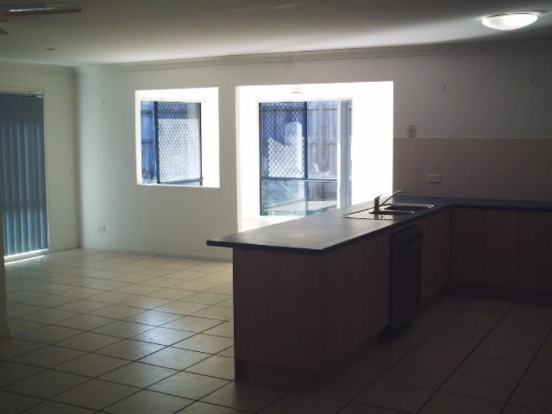 4 Dennis  Cl, Calamvale QLD 4116