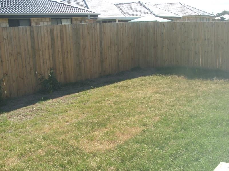 8 Lake Wivenhoe Ct, Logan Reserve QLD 4133