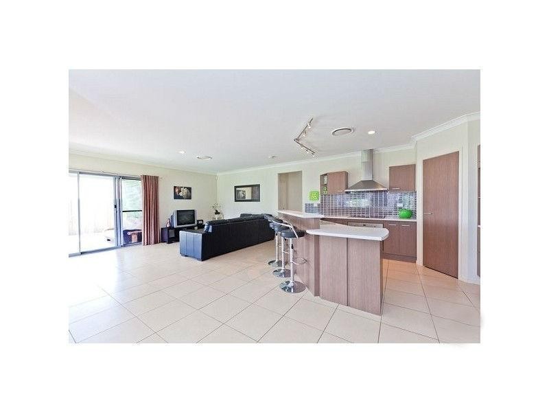 9 Aquila St, Redland Bay QLD 4165