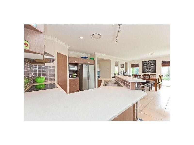 9 Aquila St, Redland Bay QLD 4165