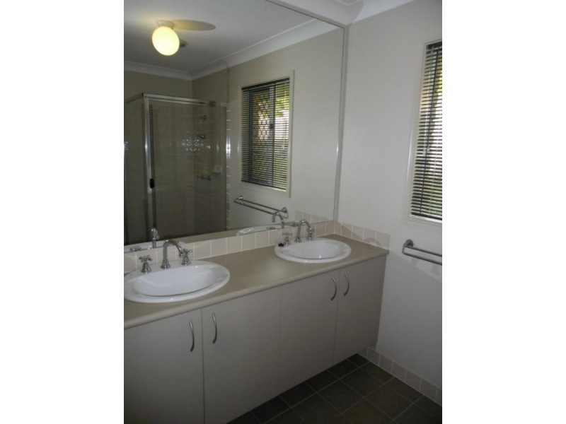 1 Plum Ct, Redland Bay QLD 4165