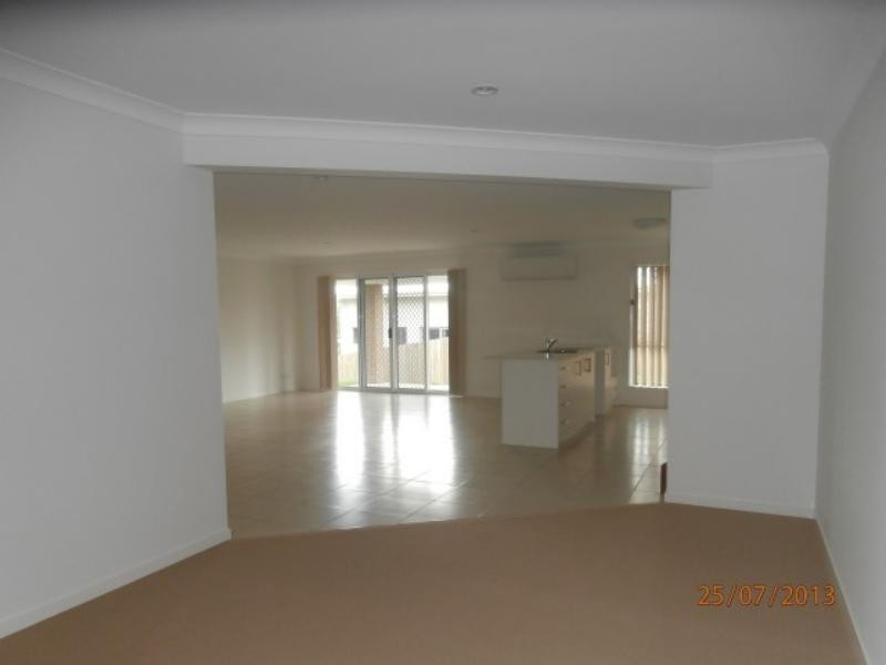 5 Greencastle Pde, Maudsland QLD 4210