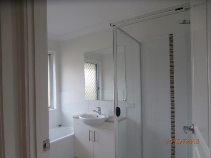 5 Greencastle Pde, Maudsland QLD 4210