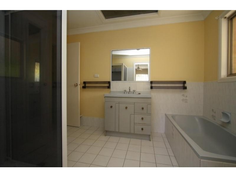 4 Elton St, Daisy Hill QLD 4127