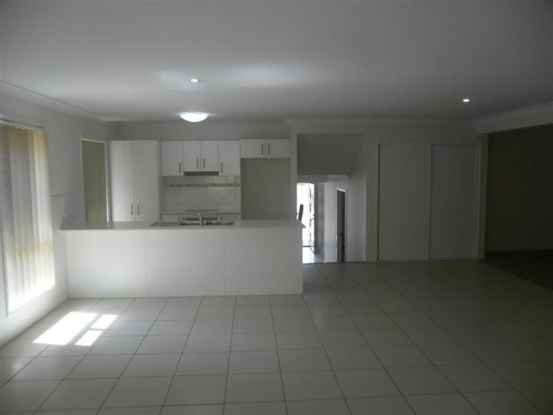 8 Willow Rise Dr, Waterford QLD 4133