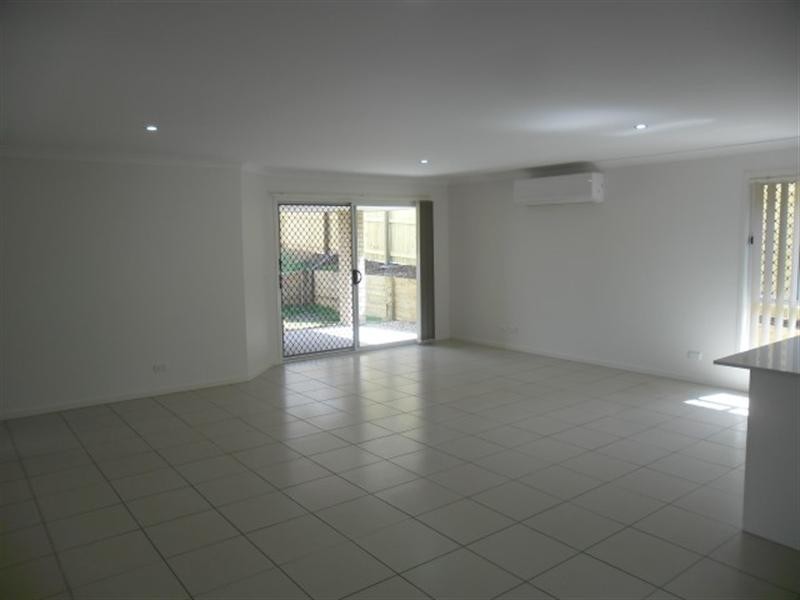 8 Willow Rise Dr, Waterford QLD 4133