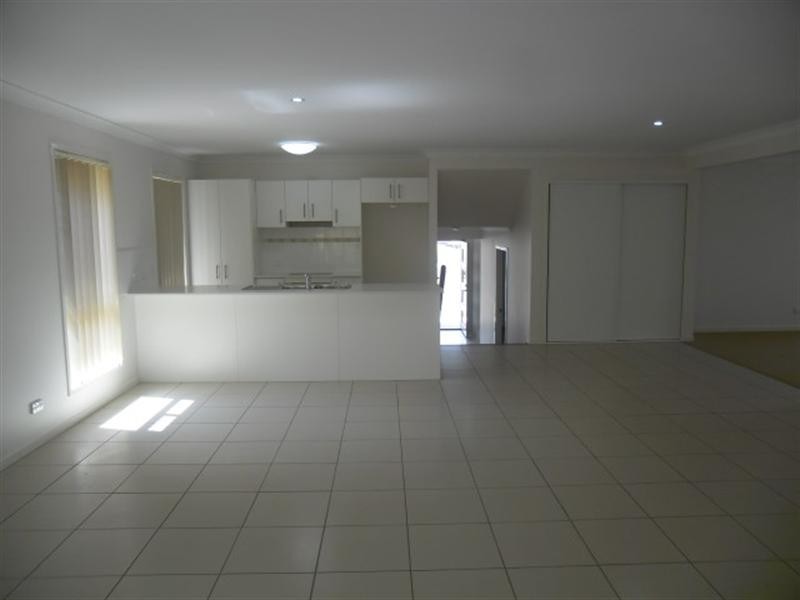 8 Willow Rise Dr, Waterford QLD 4133