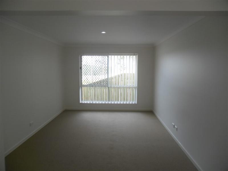 8 Willow Rise Dr, Waterford QLD 4133