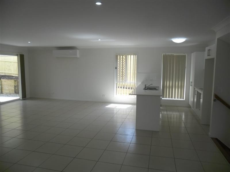 8 Willow Rise Dr, Waterford QLD 4133