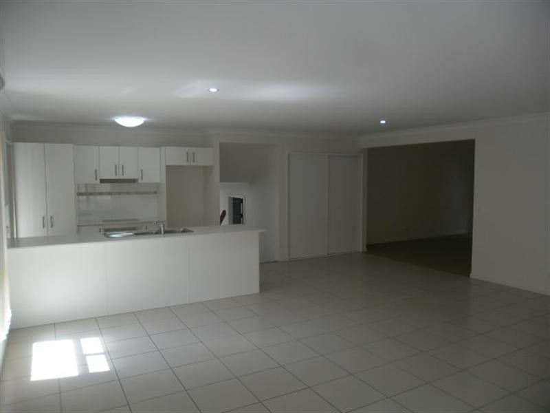 8 Willow Rise Dr, Waterford QLD 4133