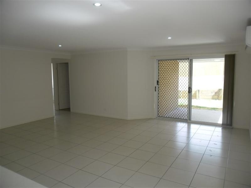 8 Willow Rise Dr, Waterford QLD 4133