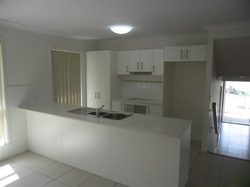 8 Willow Rise Dr, Waterford QLD 4133