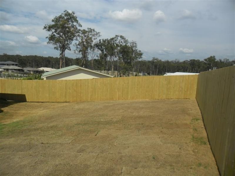 8 Willow Rise Dr, Waterford QLD 4133